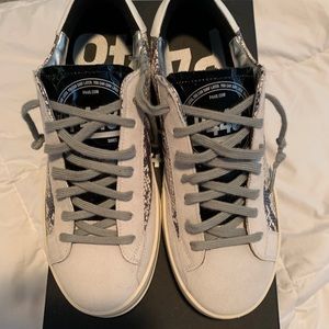 P448 John low top snake print